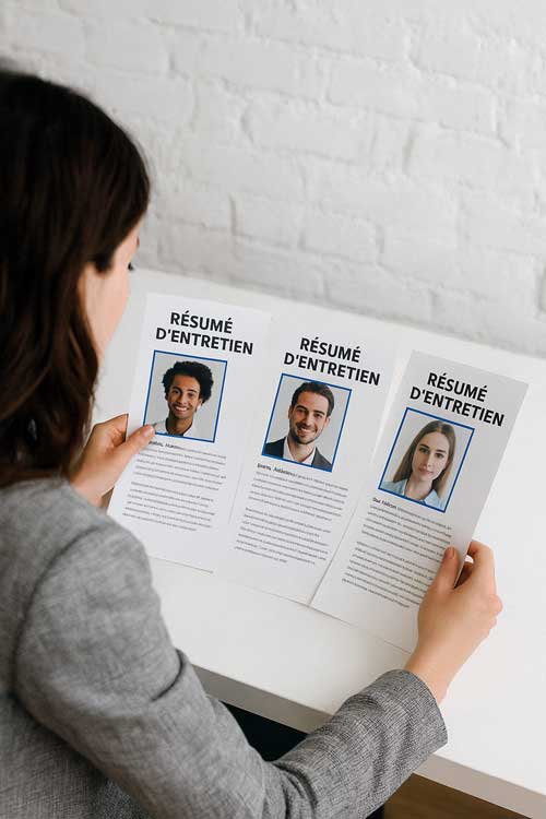 Une recruteuse compare trois fiches intitulées « Résumé d’entretien »